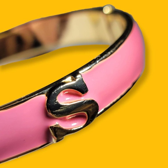 Gold tone and pink clasp bracelet with the initial "S" - Picture 10 of 14